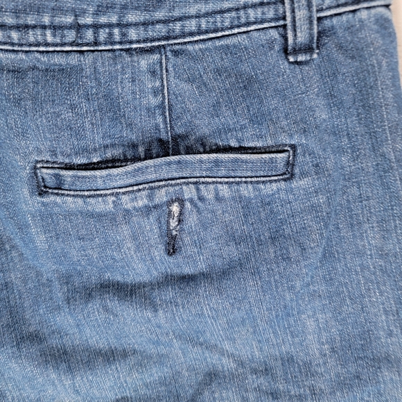 Liz Claiborne size 8 denim jean Audra shorts in great condition. - Picture 6 of 8